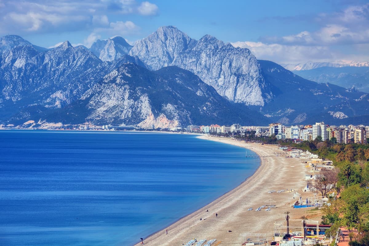 Antalya Kemer’de 10.000 m² Arsa İçinde 250 Odalı Satılık Ultra Lüks Resort Otel
